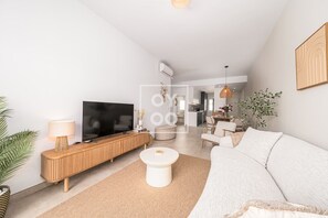 TV - Marina Garden Swim-Up Suite, direct pool access, colourful boho chic resort retreat - by OYOOSTAYS (Pilar de la Horadada)