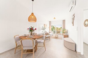 Dining - Marina Garden Swim-Up Suite, direct pool access, colourful boho chic resort retreat - by OYOOSTAYS (Pilar de la Horadada)