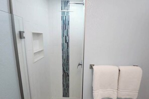 Shower, hair dryer, shampoo - Waterfront Three Bedroom Retreat with Hot Tub and Private Dock (Hernando Beach)