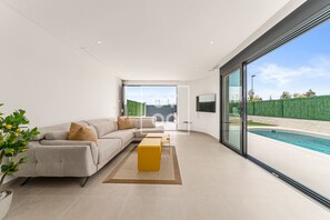 TV - Villa Sol & Senses - Private pool, design villa at Serena Golf - by OYOOSTAYS (Los Alcázares)