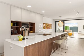 Fridge, microwave, oven, dishwasher - Villa Sol & Senses - Private pool, design villa at Serena Golf - by OYOOSTAYS (Los Alcázares)