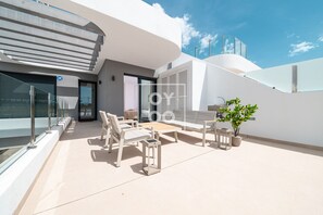 Outdoor dining - Villa Sol & Senses - Private pool, design villa at Serena Golf - by OYOOSTAYS (Los Alcázares)