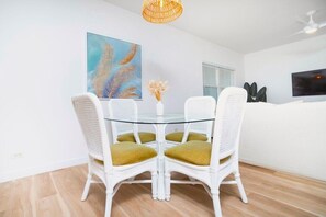 Condo familiar, 3 habitaciones, cocina, vista al océano | Comedor