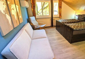 Bureau, lit parapluie, Wi-Fi gratuit, draps fournis