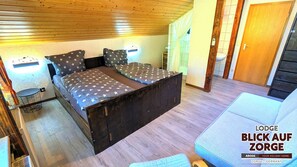Een bureau, reisbedje, gratis wifi, beddengoed
