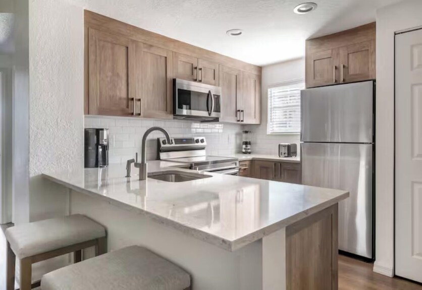 Your Home Away From Home In The Perfect Spot! Outdoor Pool, Unit With Kitchen! - Celebration, FL