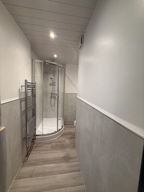 Regadera, toallas, jabón, papel de baño