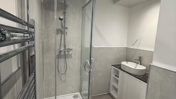 Dusche, Handtücher, Seife, Toilettenpapier