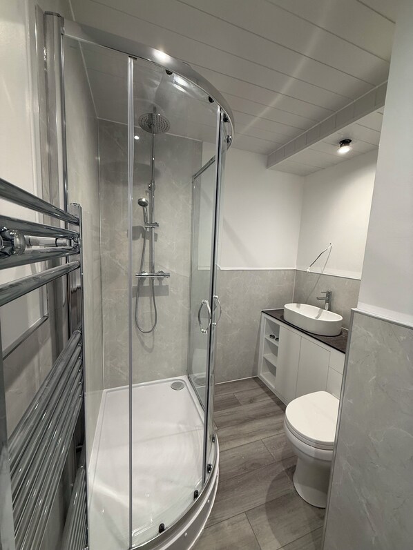 Shower, towels, soap, toilet paper - Newly refurbished 2 bed apartment available (Oxford)