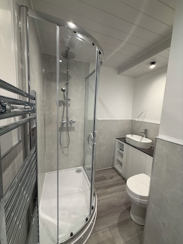 Newly refurbished 2 bed apartment available