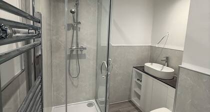 Newly refurbished 2 bed apartment available