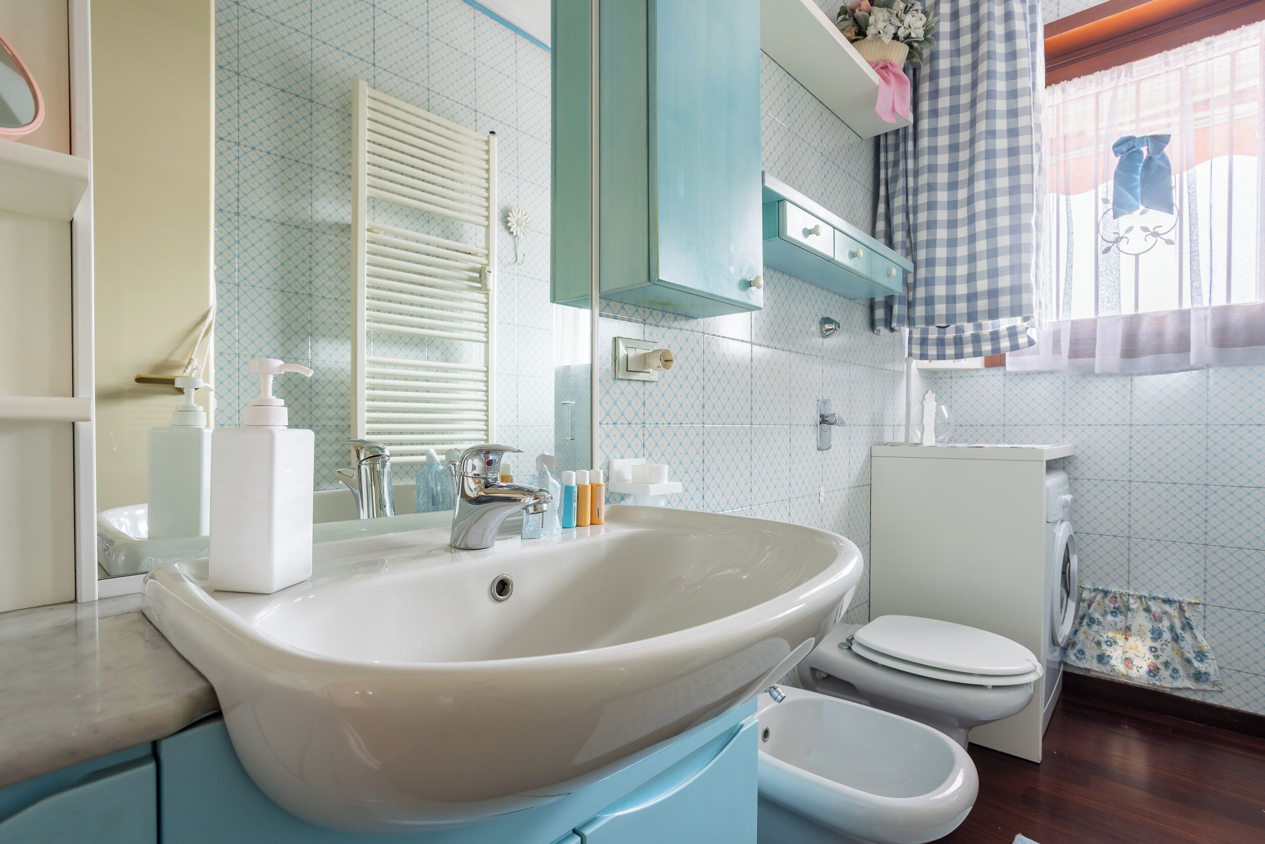 Bruser, hårtørrer, bidet, håndklæder