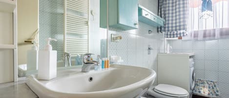 Dusche, Haartrockner, Bidet, Handtücher
