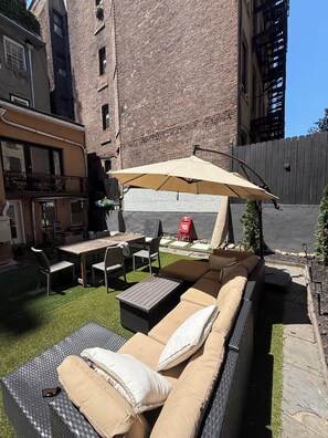 Outdoor dining - Renovated Chelsea Home w/ Massive Private Backyard (New York)