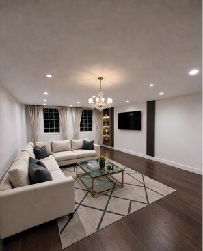 Living area - Renovated Chelsea Home w/ Massive Private Backyard (New York)