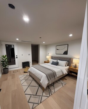 Room - Renovated Chelsea Home w/ Massive Private Backyard (New York)