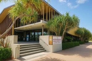 Exterior - Family 2BR 5min Beach Pool Wi-Fi (Broadbeach)