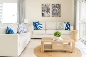 TV - Family 2BR 5min Beach Pool Wi-Fi (Broadbeach)