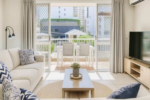 TV - Family 2BR 5min Beach Pool Wi-Fi (Broadbeach)