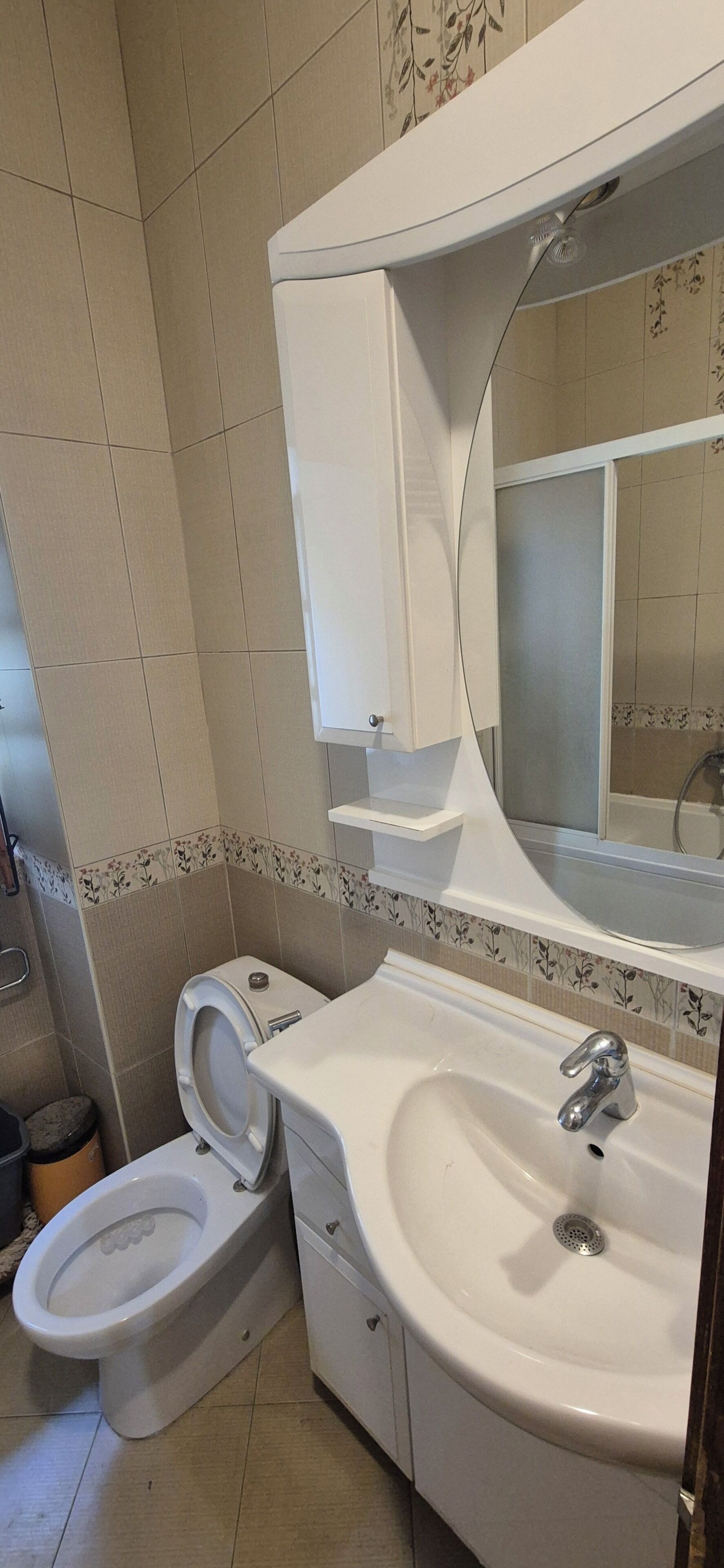 Ducha, secador de pelo, bidet, toallas