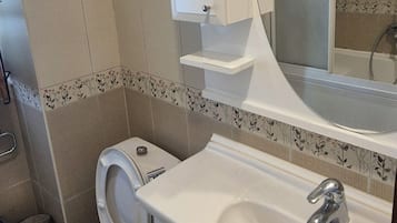 Ducha, secador de pelo, bidet, toallas