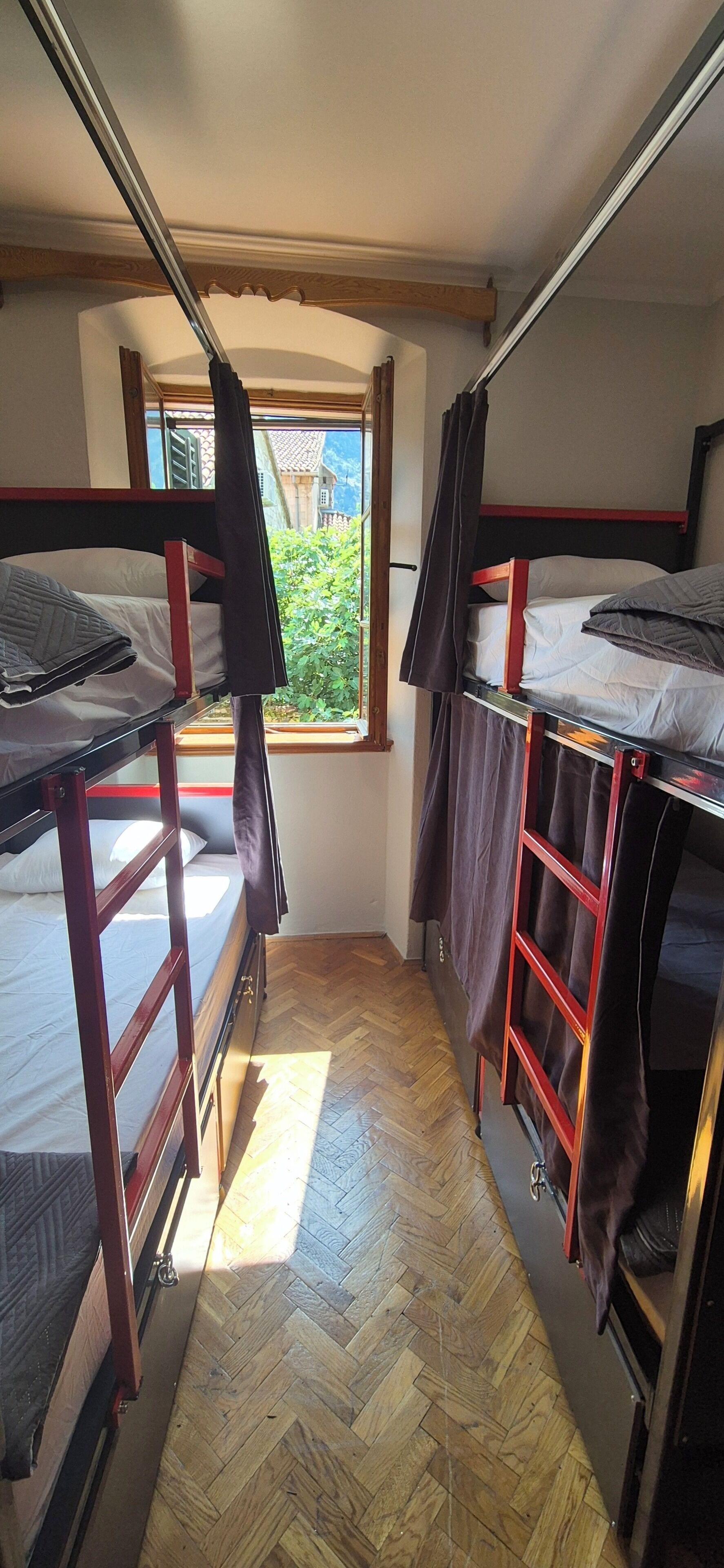 Espacio para trabajar con laptop, wifi gratis y ropa de cama 