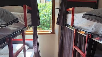 Espacio para trabajar con laptop, wifi gratis y ropa de cama
