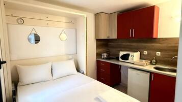 Economy Studio, Terrace | Laptop workspace, free WiFi, bed sheets