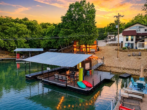 NEW! 5 bedroom 4 Bath -Sleeps 16 Zero Step Dock Access