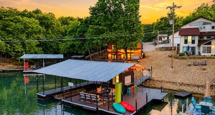NEW! 5 bedroom 4 Bath -Sleeps 16 Zero Step Dock Access