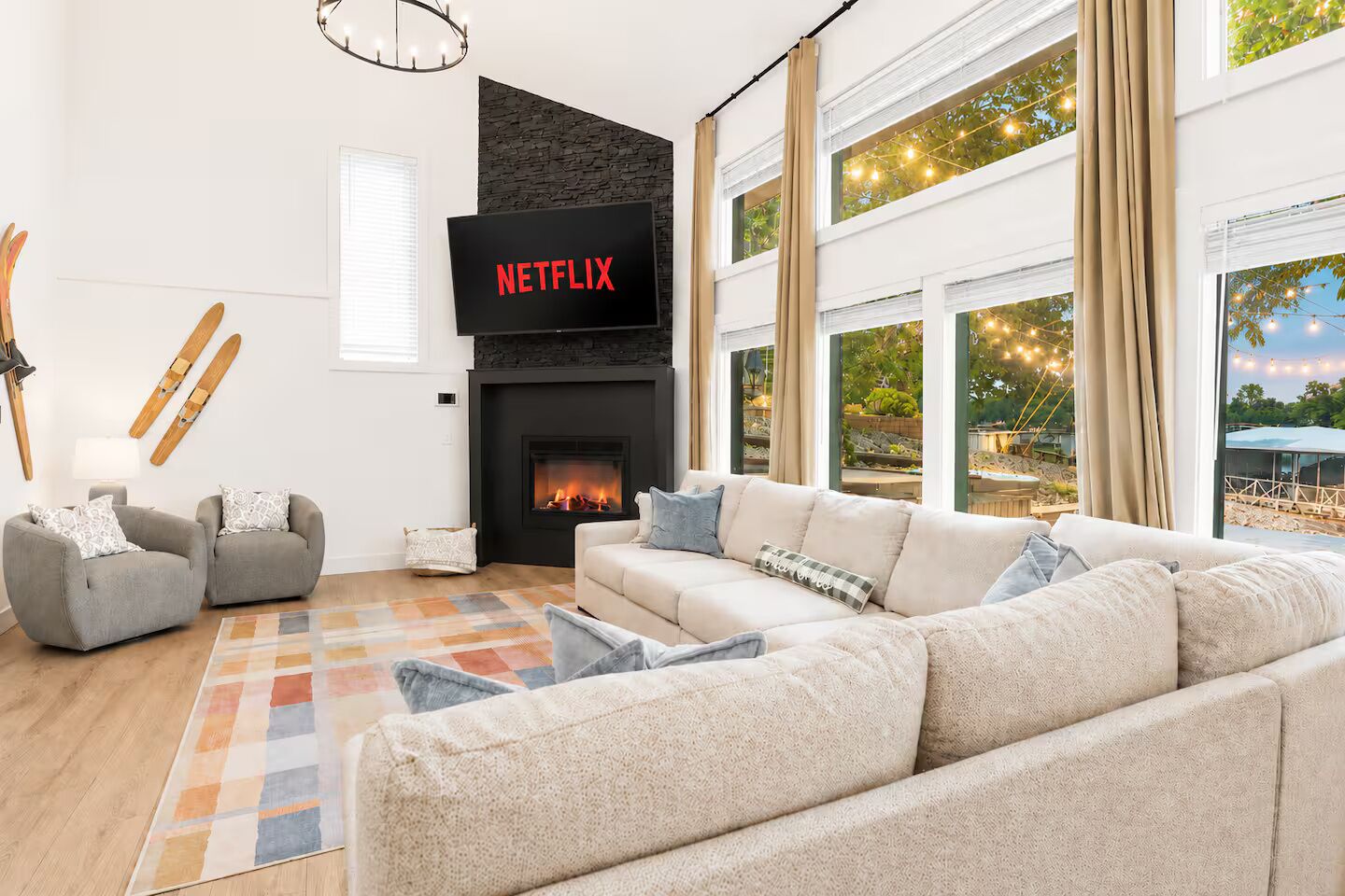 Smart TV, fireplace