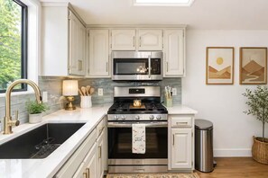Private kitchen - NEW! 5 bedroom 4 Bath -Sleeps 16 Zero Step Dock Access (Sunrise Beach)