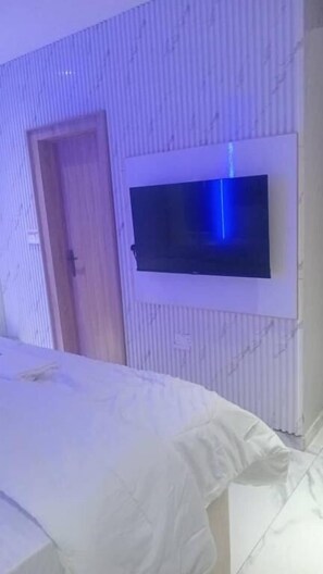 Escritorio, espacio para trabajar con laptop y wifi gratis 