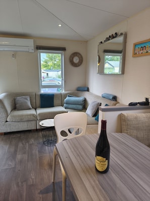 Living area - Spacious mobile home for 6 people near Beauval zoo and the Loire castles (Veuzain-sur-Loire)