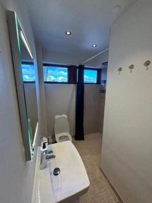 Shower, free toiletries, hair dryer, soap - Guesthouse Leon (Thorshavn)