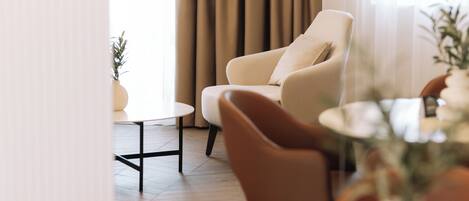 Deluxe Apartment, Balcony, Sea View | Interior
