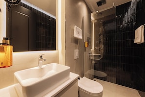 Chambre Deluxe, balcon, vue sur la mer | Salle de bain | Articles de toilette (gratuits), séchoir à cheveux, serviettes fournies