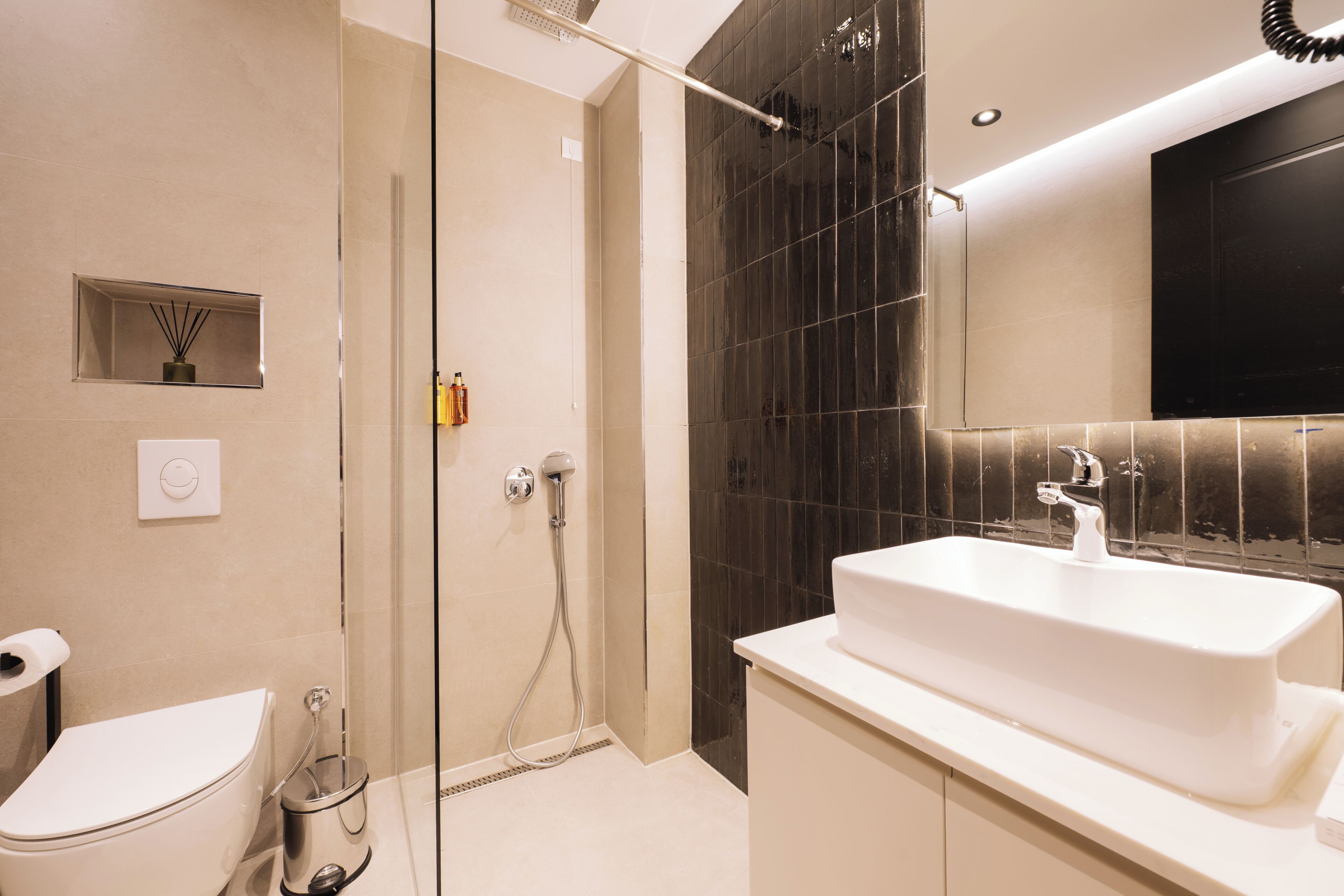 Deluxe Apartment, Balcony, Sea View | Bathroom | Hair dryer, towels, soap, shampoo