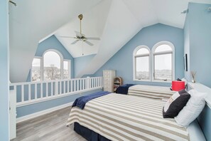 Room - Beach Haven- Poolside, Modern Retreat (Manistee)