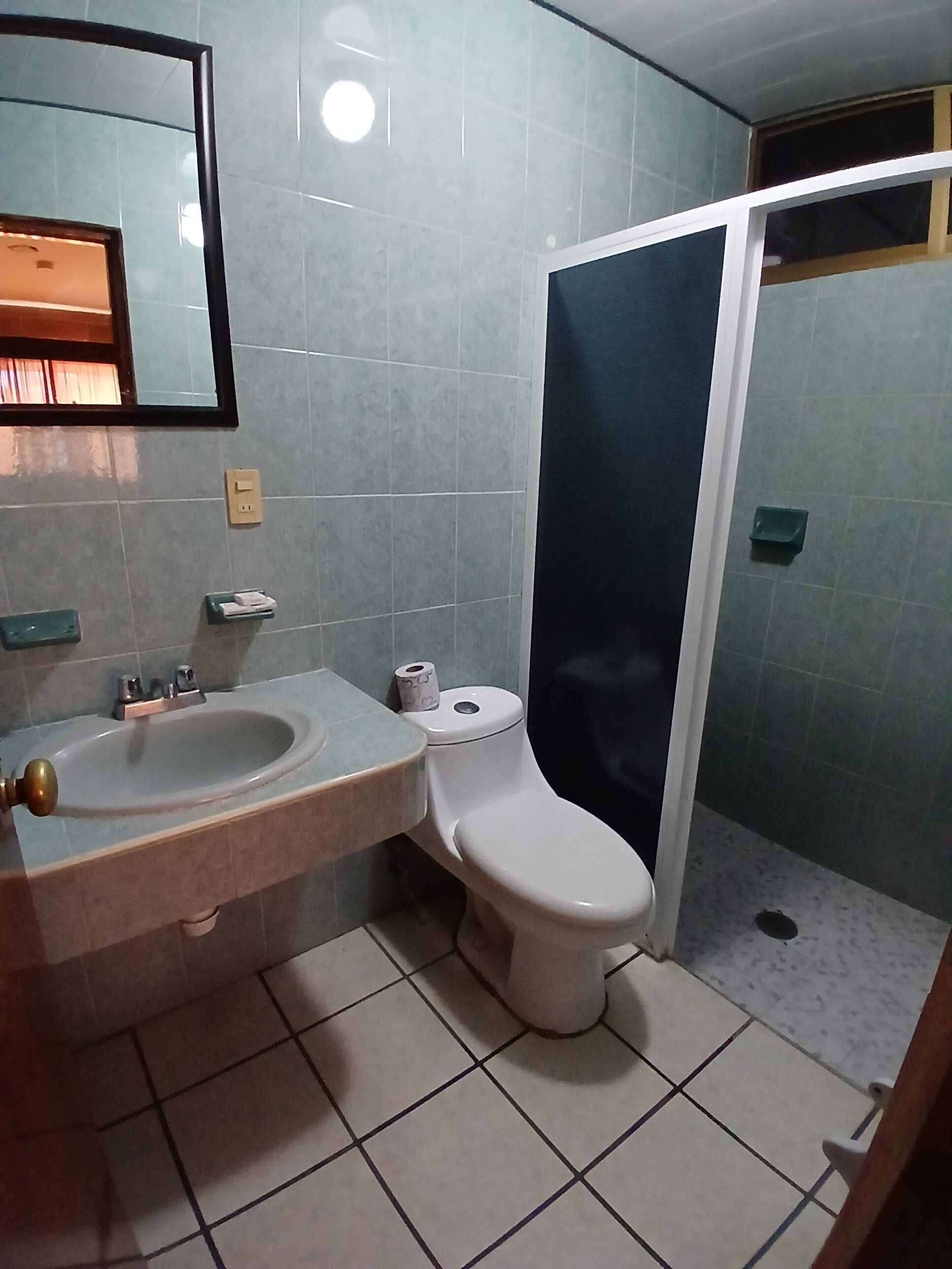 Family Room | Bilik Mandi | Pancuran mandi, kelengkapan dandanan diri percuma, tuala disediakan 