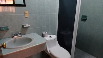 Family Room | Bilik Mandi | Pancuran mandi, kelengkapan dandanan diri percuma, tuala disediakan