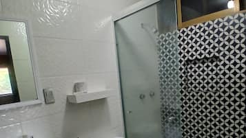 Family Room | Bathroom | Shower, free toiletries, towels, soap