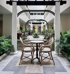 Outdoor dining - Modern City Studio Stay (Iloilo City)