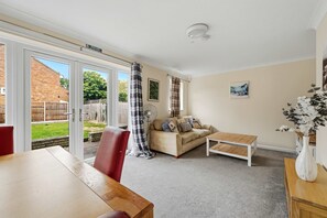 TV, offices - Cosy 3 bed house in Aylesbury (Aylesbury)