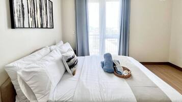 Iron/ironing board, bed sheets