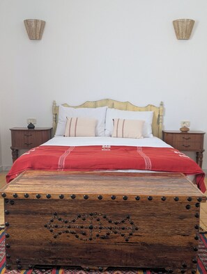Tabla de planchar con plancha y ropa de cama 