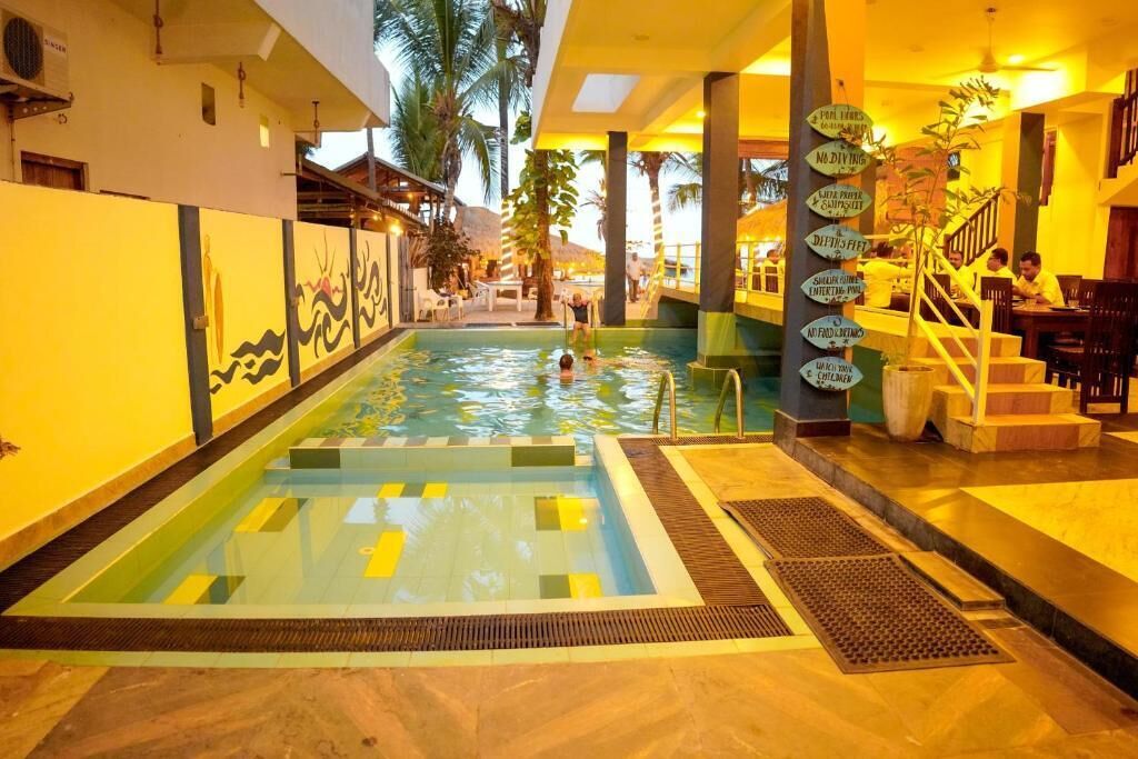 Quarto casal luxo, sacada, vista para o jardim | Piscina | Piscina externa