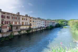 Ein Fluss mit Gebäuden am Ufer.