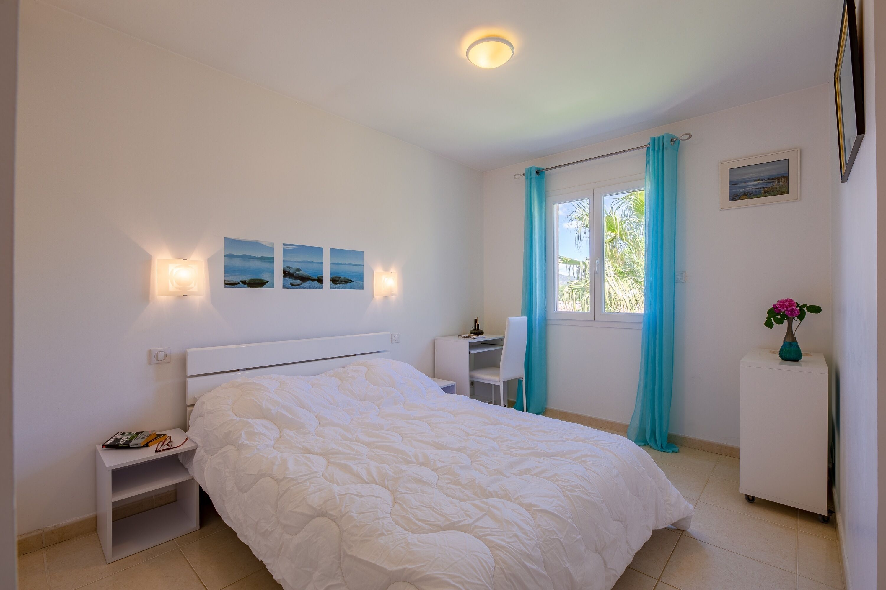 Tabla de planchar con plancha, wifi gratis y ropa de cama 