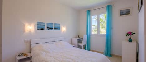Iron/ironing board, free WiFi, bed sheets